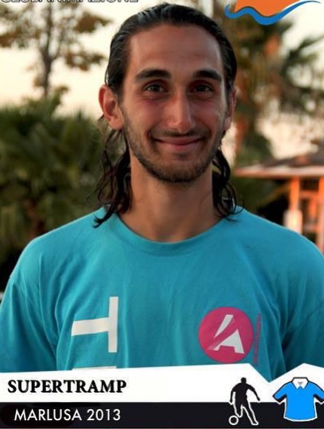 Andrea animatore al villaggio Marlusa nel 2013, con la maglia dello staff